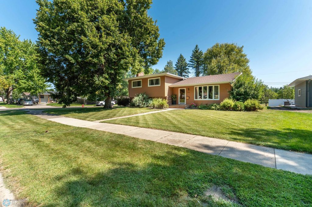 2925 Edgewood Drive N, Fargo, ND 58102