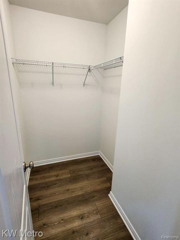 320 Whispering Pines Drive 21, Fenton, MI 48430