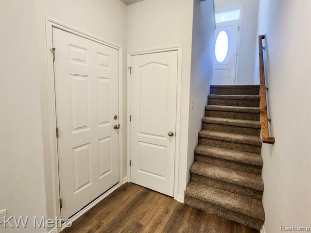 320 Whispering Pines Drive 21, Fenton, MI 48430