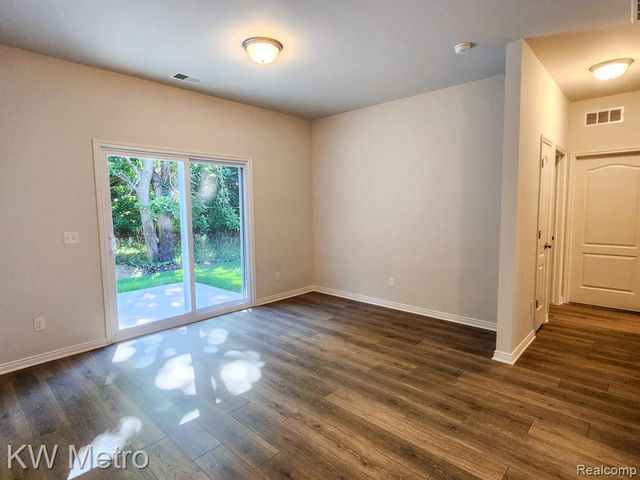 320 Whispering Pines Drive 21, Fenton, MI 48430