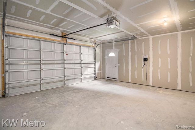 320 Whispering Pines Drive 21, Fenton, MI 48430