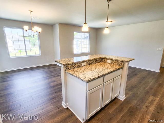 320 Whispering Pines Drive 21, Fenton, MI 48430