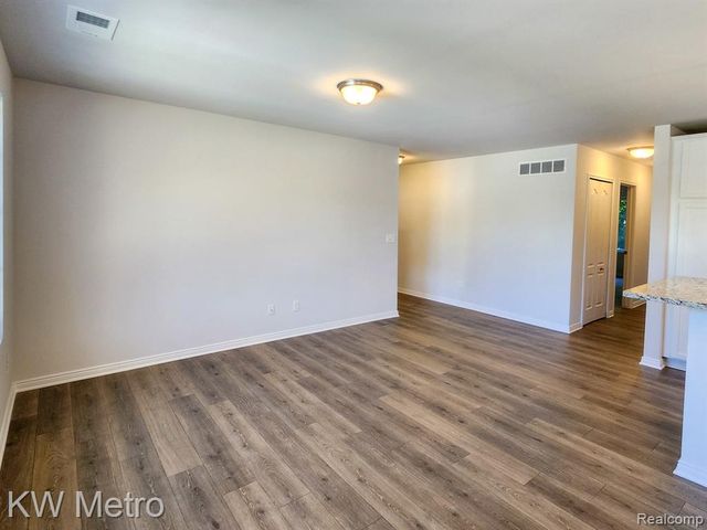 320 Whispering Pines Drive 21, Fenton, MI 48430