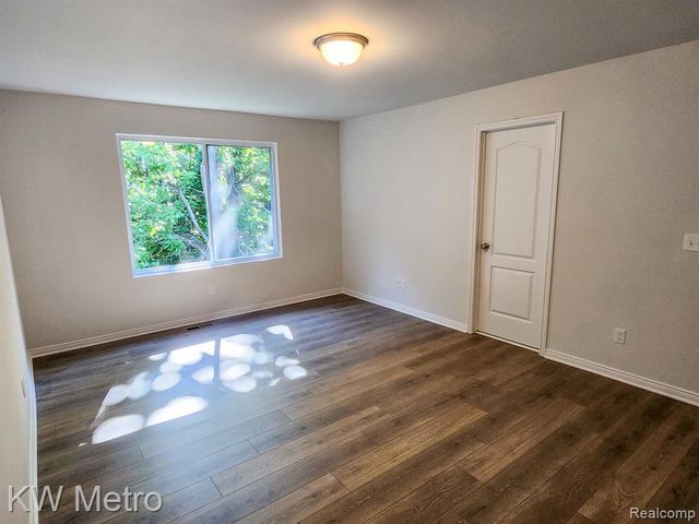 320 Whispering Pines Drive 21, Fenton, MI 48430