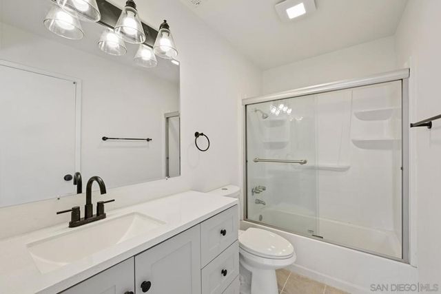 2050 Oak Hill Dr, Escondido, CA 92027