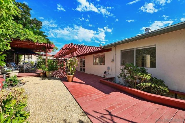 2050 Oak Hill Dr, Escondido, CA 92027