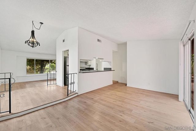 2050 Oak Hill Dr, Escondido, CA 92027