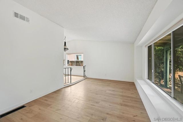 2050 Oak Hill Dr, Escondido, CA 92027