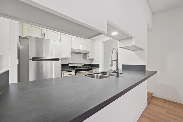 2050 Oak Hill Dr, Escondido, CA 92027