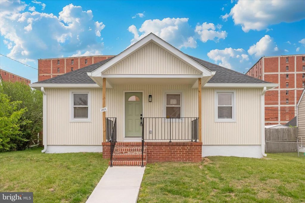 Image 1 of property listing at 1925 QUEENSWAY, Baltimore, MD 21222