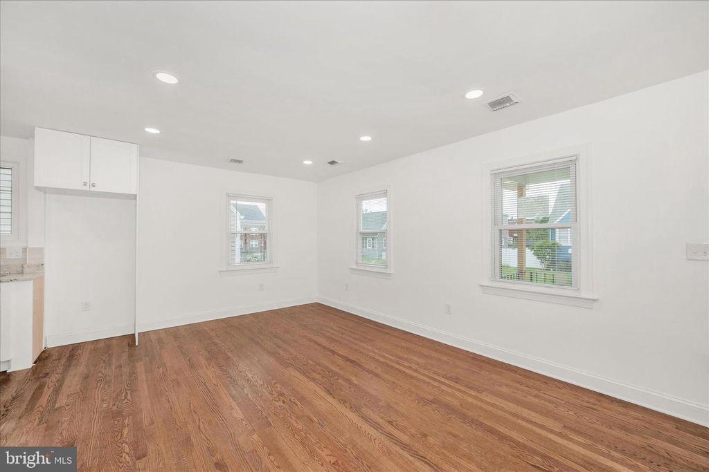 Image 3 of property listing at 1925 QUEENSWAY, Baltimore, MD 21222
