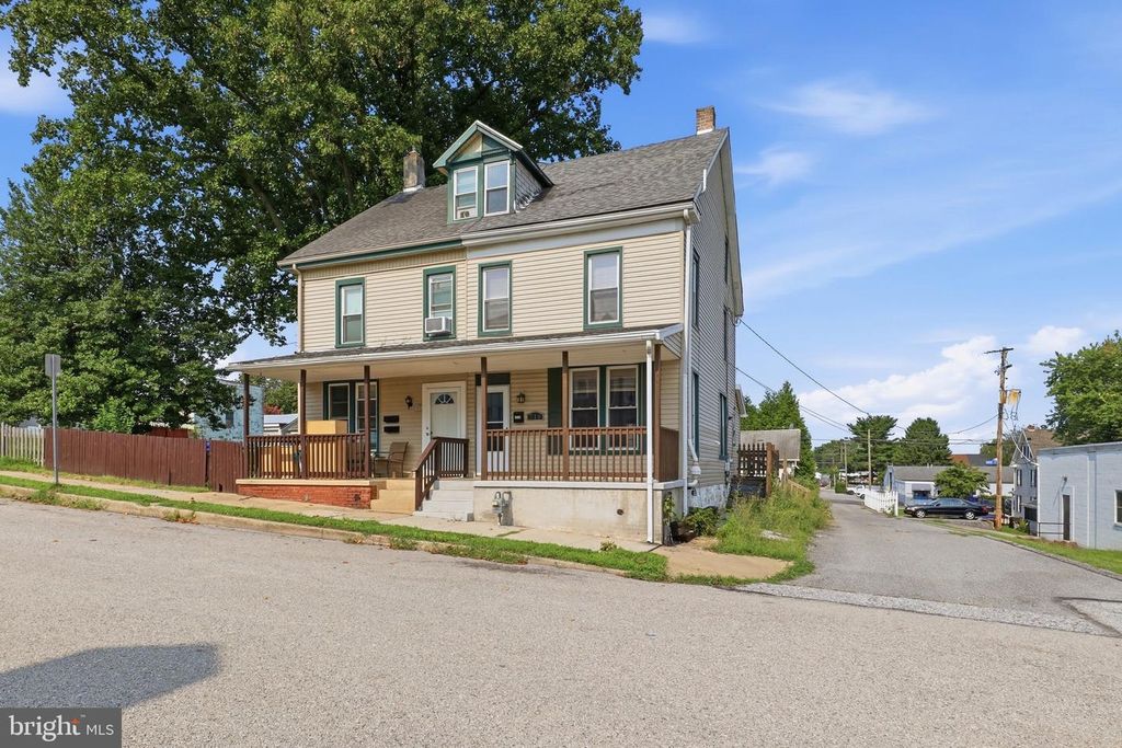 Image 3 of property listing at 718 N FRANKLIN ST, York, PA 17403