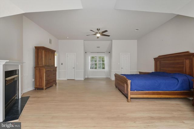 5826 HANNORA LN, Fairfax Station, VA 22039