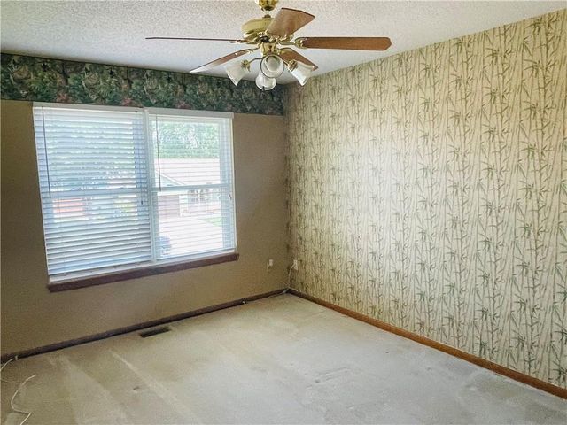 933 Park Avenue, Leavenworth, KS 66048
