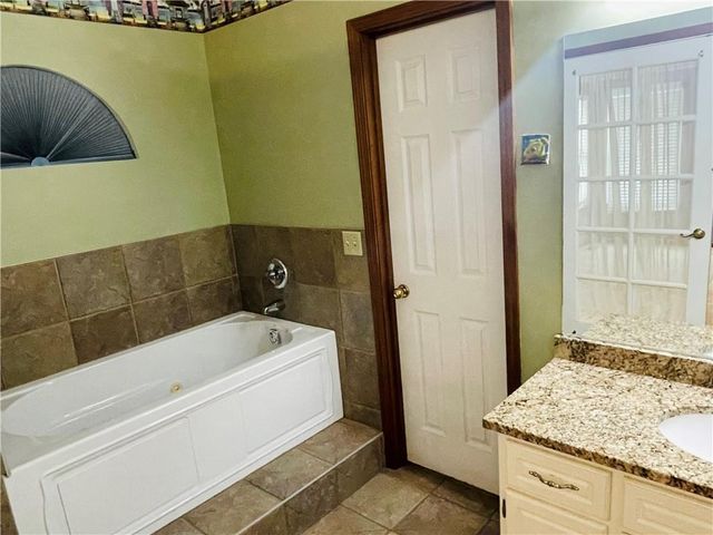 933 Park Avenue, Leavenworth, KS 66048