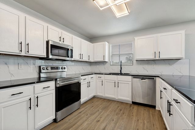 8034 SHUMARD OAK DR, San Antonio, TX 78223