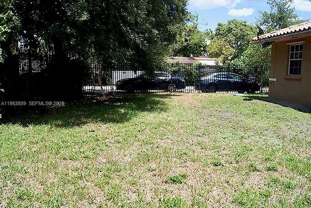 601 NW 97th St 601, Miami, FL 33150