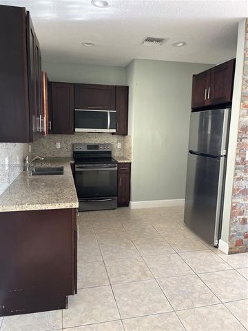 601 NW 97th St 601, Miami, FL 33150