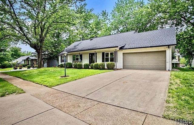 1015 Fernway Lane, St Louis, MO 63141