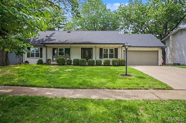 1015 Fernway Lane, St Louis, MO 63141