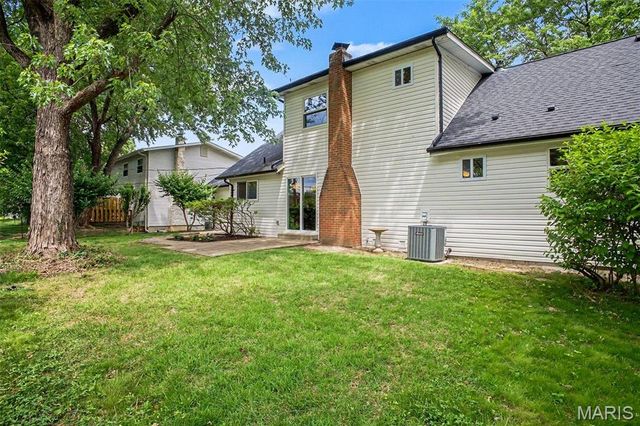 1015 Fernway Lane, St Louis, MO 63141