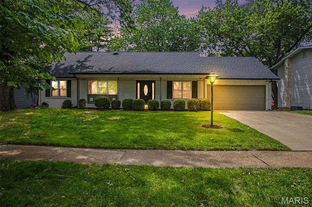 1015 Fernway Lane, St Louis, MO 63141