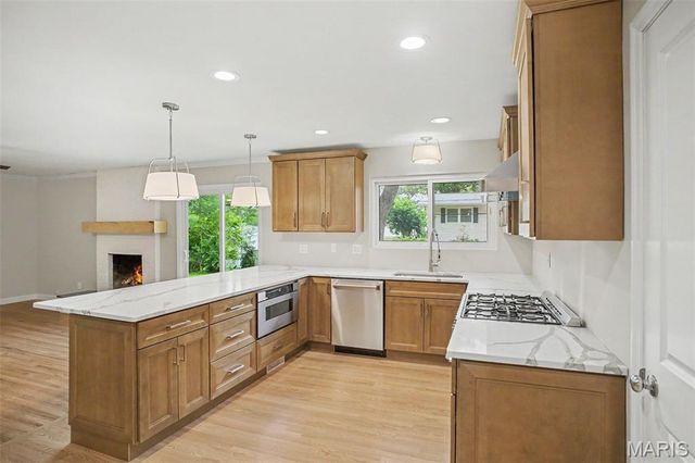 1015 Fernway Lane, St Louis, MO 63141