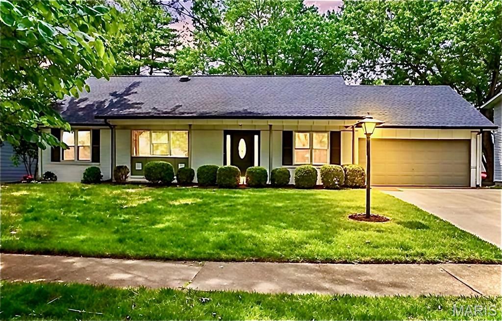 1015 Fernway Lane, St Louis, MO 63141