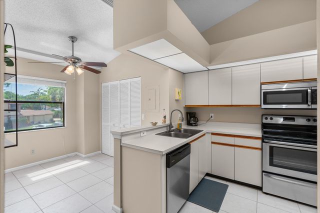 900 Crosswinds Dr D2, Greenacres, FL 33413