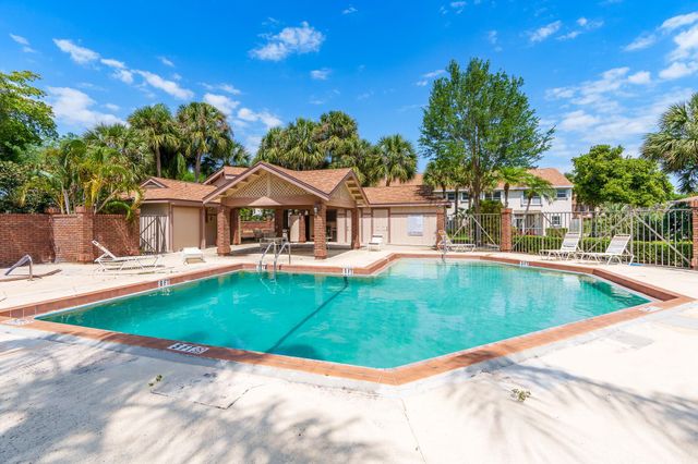 900 Crosswinds Dr D2, Greenacres, FL 33413