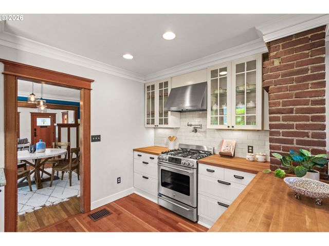 2023 Se PINE St, Portland, OR 97214