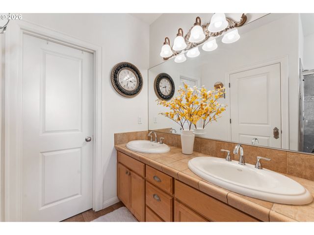 13658 Se SNOWFIRE Dr, Happy Valley, OR 97086