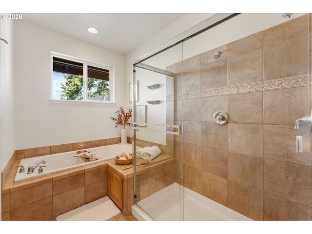 13658 Se SNOWFIRE Dr, Happy Valley, OR 97086