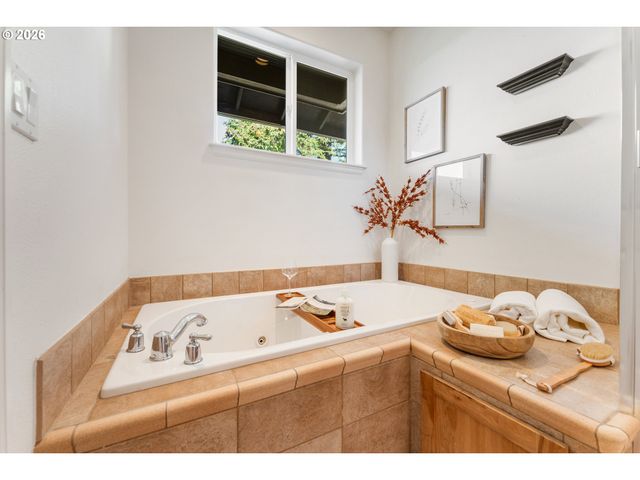 13658 Se SNOWFIRE Dr, Happy Valley, OR 97086