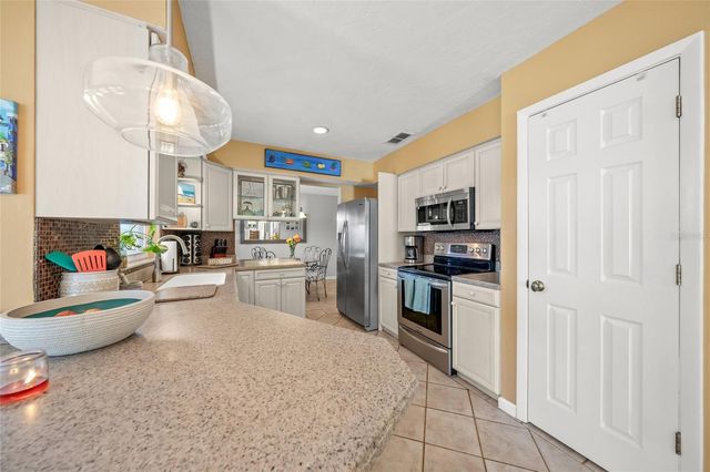 911 SOUTHERN PINE LANE, Sarasota, FL 34243