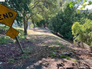 82 Oakwood Ct, Oakland, CA 94611