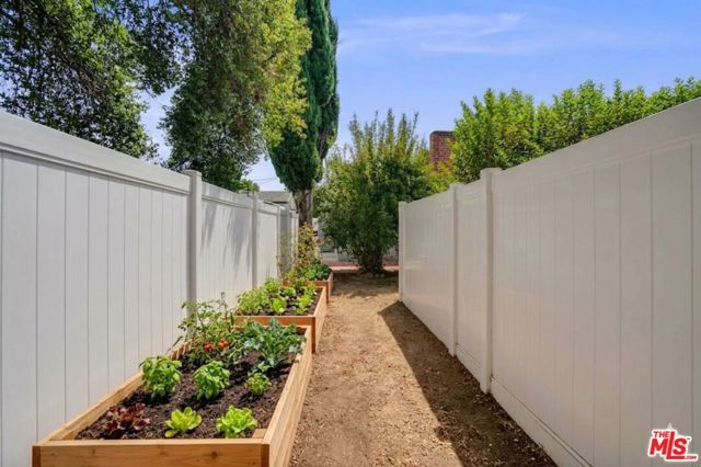 15905 Enadia Way, Los Angeles, CA 91406