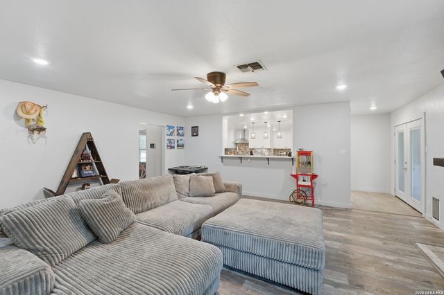 111 Deer Run, Pleasanton, TX 78064