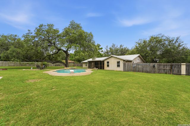 111 Deer Run, Pleasanton, TX 78064