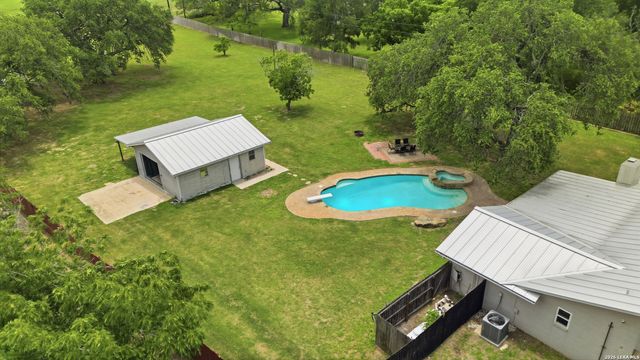 111 Deer Run, Pleasanton, TX 78064