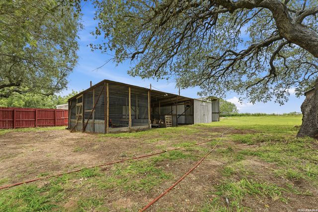 111 Deer Run, Pleasanton, TX 78064
