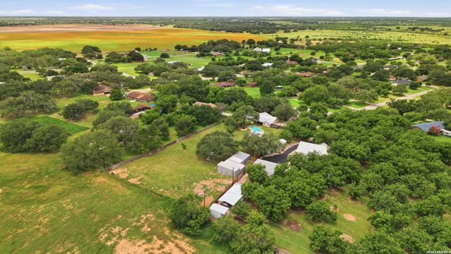111 Deer Run, Pleasanton, TX 78064
