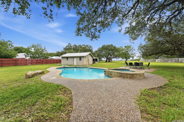 111 Deer Run, Pleasanton, TX 78064