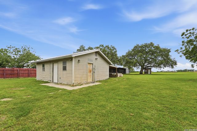 111 Deer Run, Pleasanton, TX 78064