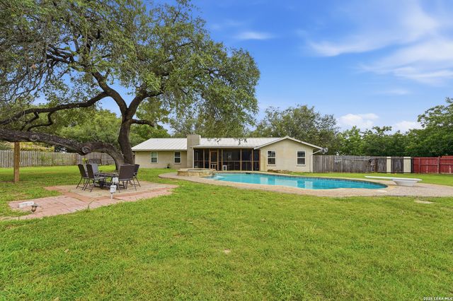 111 Deer Run, Pleasanton, TX 78064