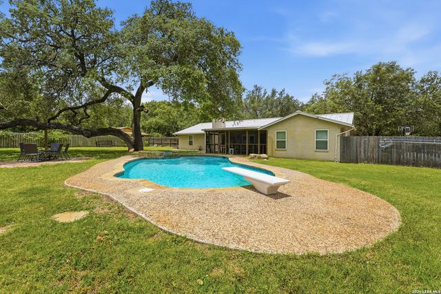 111 Deer Run, Pleasanton, TX 78064
