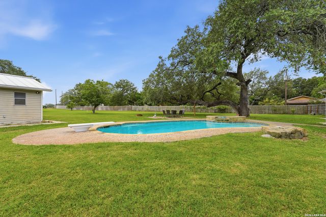 111 Deer Run, Pleasanton, TX 78064