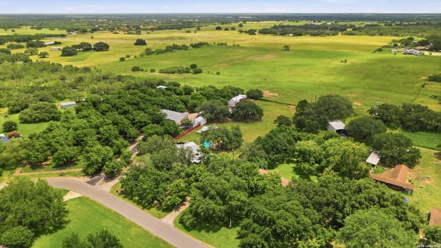 111 Deer Run, Pleasanton, TX 78064