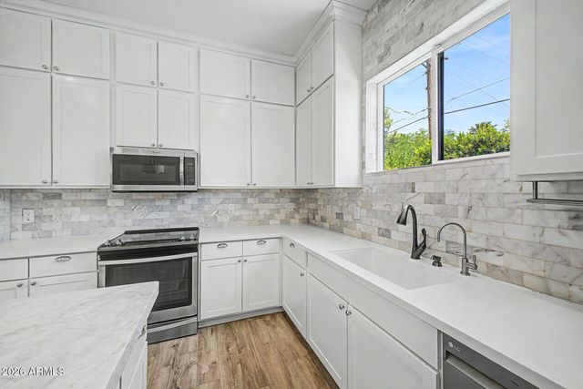 2245 E CHEERY LYNN Road, Phoenix, AZ 85016