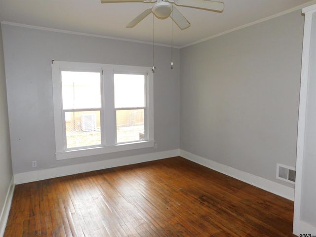 201 N Henry, Lindale, TX 75771